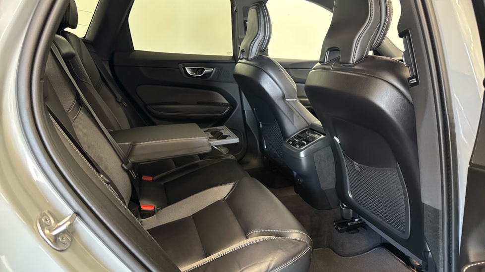 Volvo XC60 2.0 B5P Plus Dark 5dr AWD Geartronic Petrol Estate - Image 22