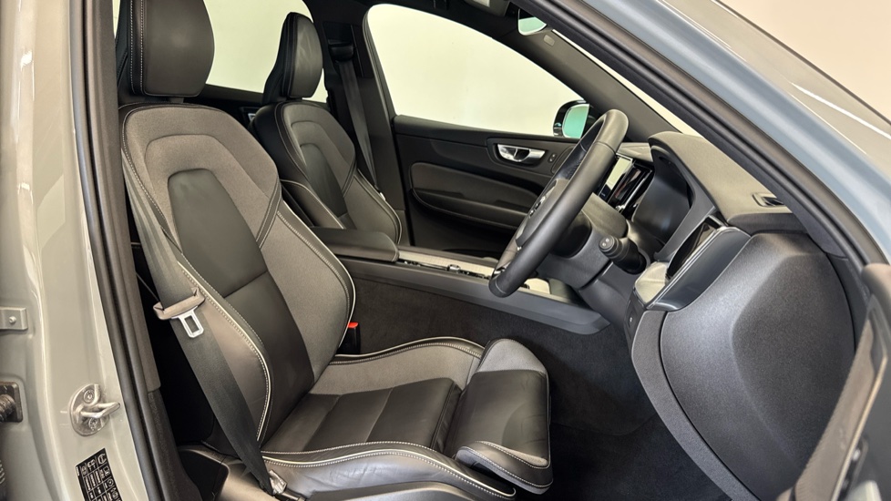Volvo XC60 2.0 B5P Plus Dark 5dr AWD Geartronic Petrol Estate - Image 28