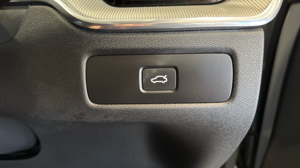 Volvo XC60 2.0 B5P Plus Dark 5dr AWD Geartronic Petrol Estate - Image 29