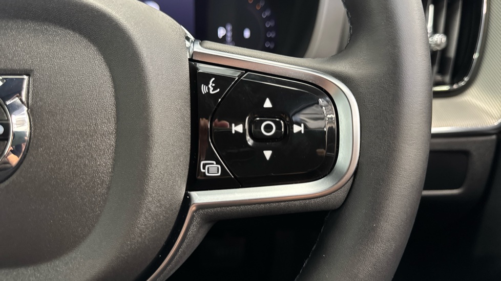 Volvo XC60 2.0 B5P Plus Dark 5dr AWD Geartronic Petrol Estate - Image 31