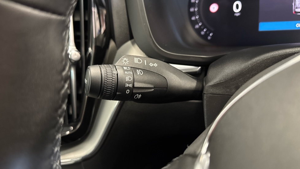 Volvo XC60 2.0 B5P Plus Dark 5dr AWD Geartronic Petrol Estate - Image 32
