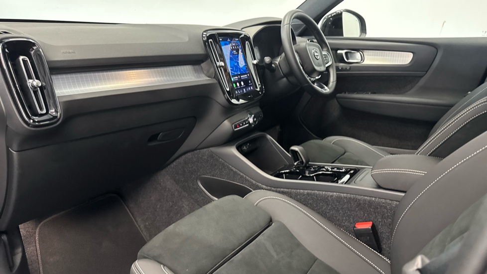 Volvo XC40 2.0 B3P Plus Black Edition 5dr Auto Petrol Estate - Image 9
