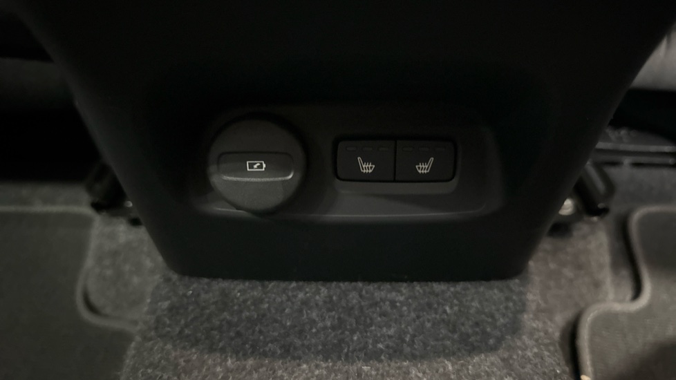 Volvo XC40 2.0 B3P Plus Black Edition 5dr Auto Petrol Estate - Image 21