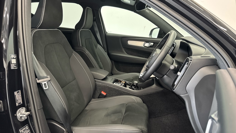 Volvo XC40 2.0 B3P Plus Black Edition 5dr Auto Petrol Estate - Image 27