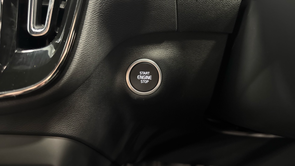 Volvo XC40 2.0 B3P Plus Black Edition 5dr Auto Petrol Estate - Image 32