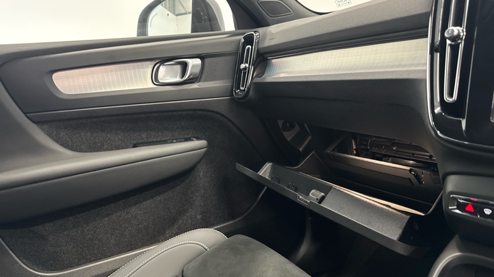 Volvo XC40 2.0 B3P Plus Black Edition 5dr Auto Petrol Estate - Image 37