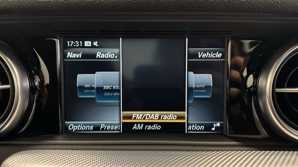 Mercedes-Benz SLC 300 AMG Line 2dr 9G-Tronic Petrol Roadster - Image 38