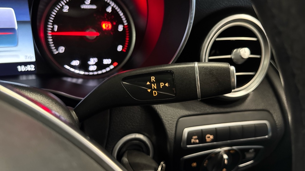 Mercedes-Benz GLC 250d 4Matic AMG Line Premium 5dr 9G-Tronic Diesel Estate - Image 13