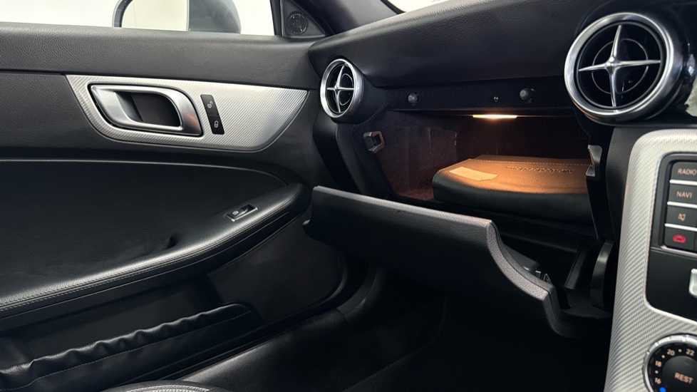 Mercedes-Benz SLC 180 AMG Line 2dr Petrol Roadster - Image 35