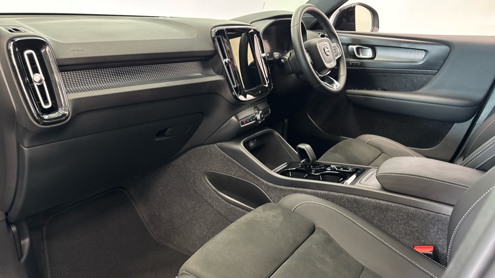 Volvo XC40 2.0 B4P Plus Dark 5dr Auto Petrol Estate - Image 9