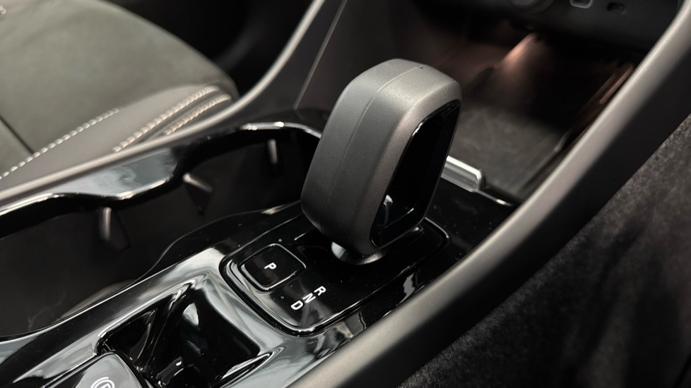 Volvo XC40 2.0 B4P Plus Dark 5dr Auto Petrol Estate - Image 13