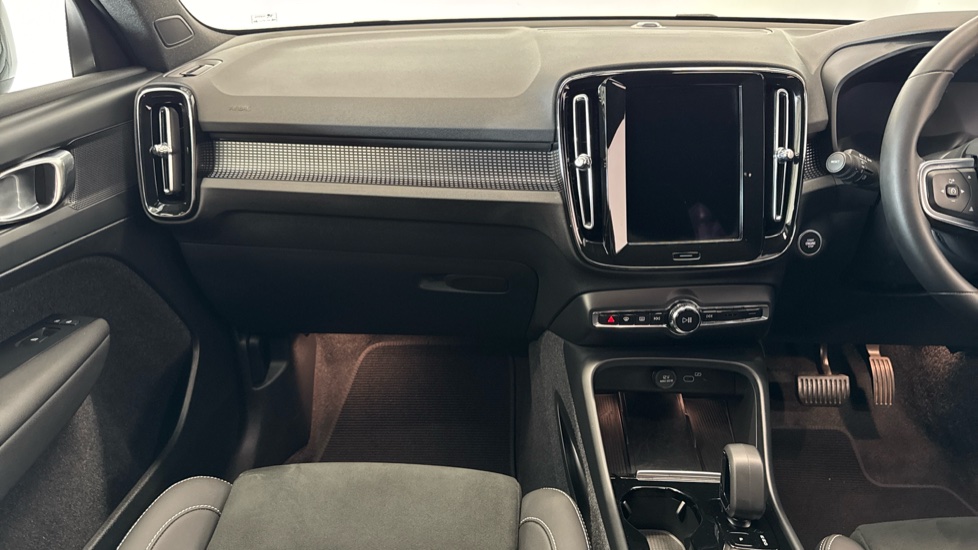 Volvo XC40 2.0 B4P Plus Dark 5dr Auto Petrol Estate - Image 14