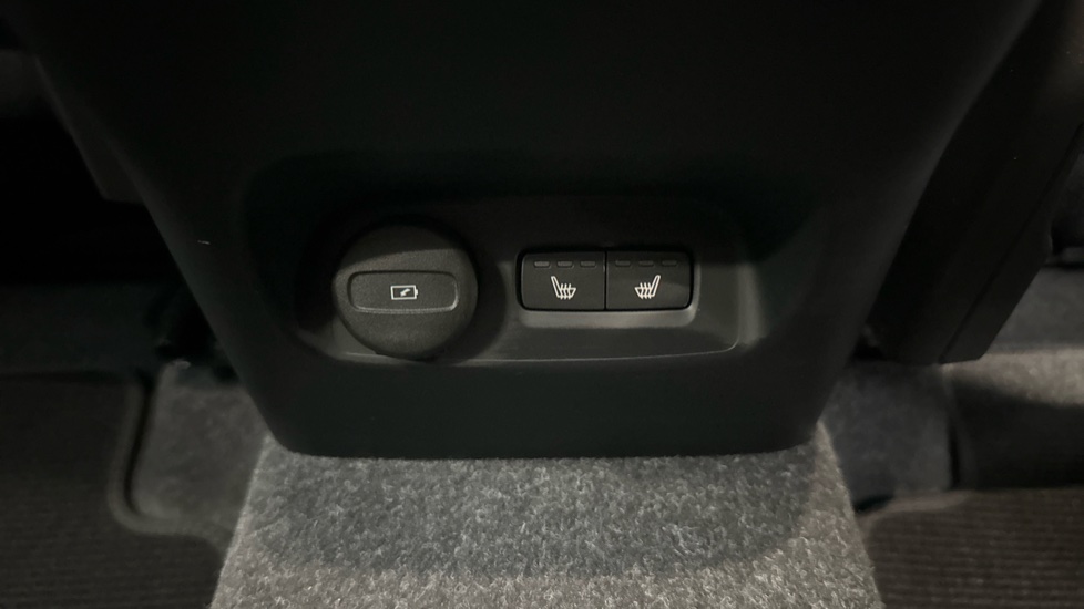 Volvo XC40 2.0 B4P Plus Dark 5dr Auto Petrol Estate - Image 21