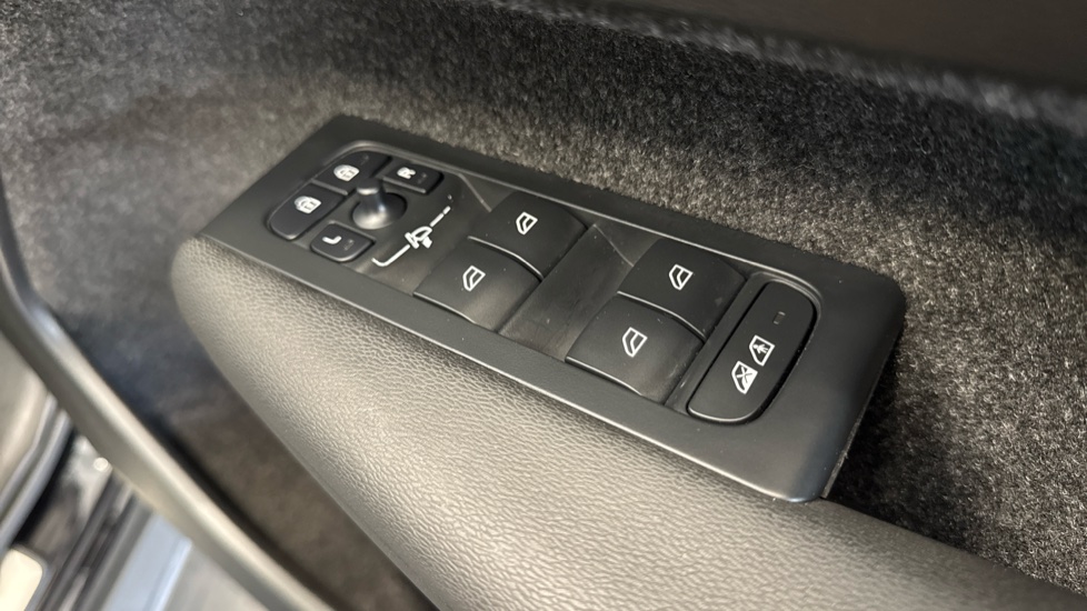 Volvo XC40 2.0 B4P Plus Dark 5dr Auto Petrol Estate - Image 25