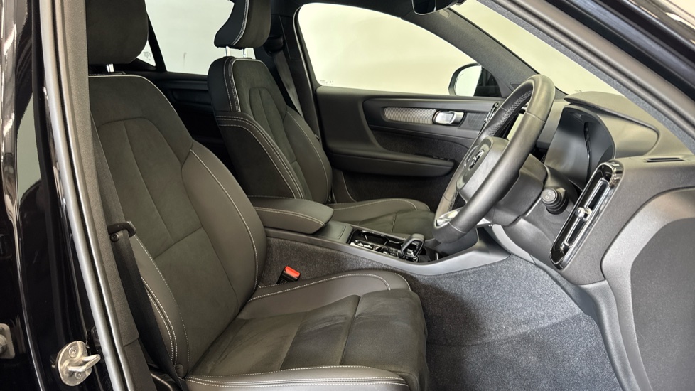 Volvo XC40 2.0 B4P Plus Dark 5dr Auto Petrol Estate - Image 27
