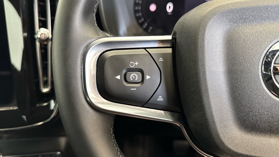 Volvo XC40 2.0 B4P Plus Dark 5dr Auto Petrol Estate - Image 28