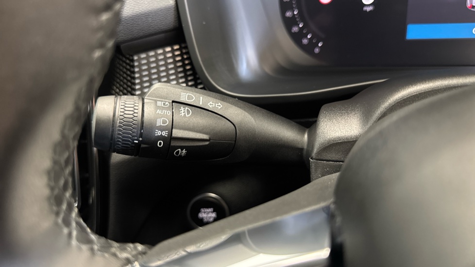 Volvo XC40 2.0 B4P Plus Dark 5dr Auto Petrol Estate - Image 30