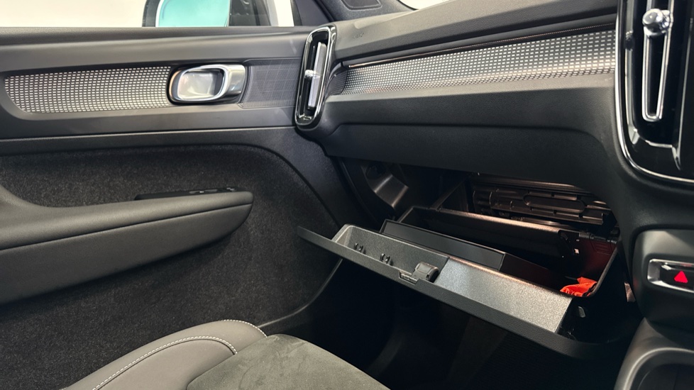 Volvo XC40 2.0 B4P Plus Dark 5dr Auto Petrol Estate - Image 37