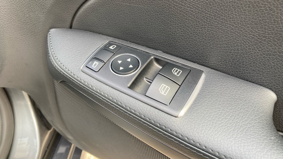 Mercedes-Benz SLC 300 AMG Line 2dr 9G-Tronic Petrol Roadster - Image 30