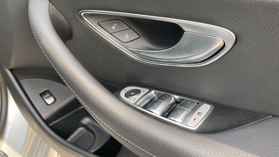 Mercedes-Benz E-Class E350d AMG Line Edition Premium 4dr 9G-Tronic Diesel Saloon - Image 32