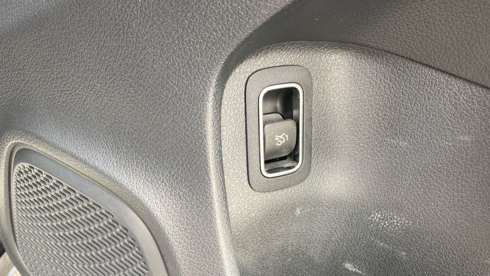Mercedes-Benz A-Class A180 AMG Line Executive 4dr Auto Petrol Saloon - Image 32