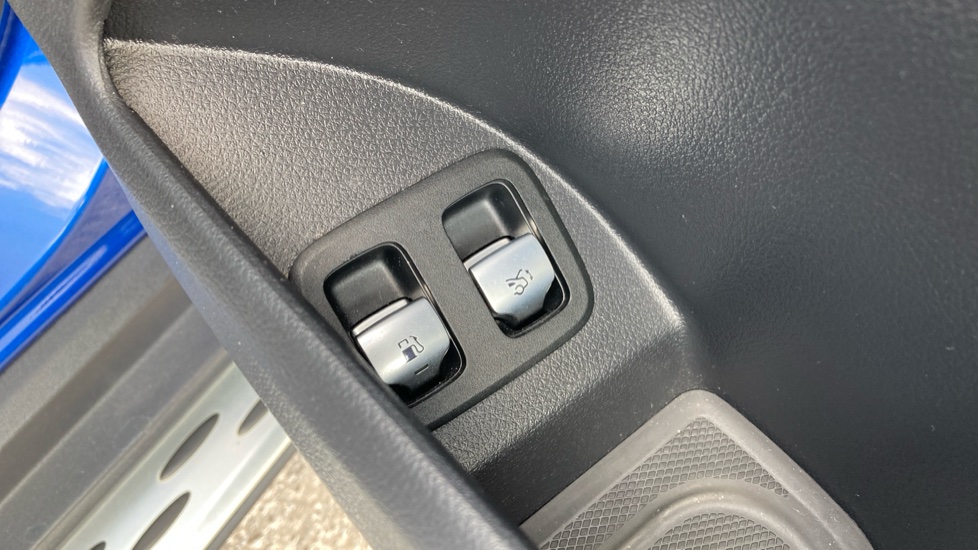 Mercedes-Benz GLC 300e 4Matic AMG Line Premium 5dr 9G-Tronic Estate - Image 33