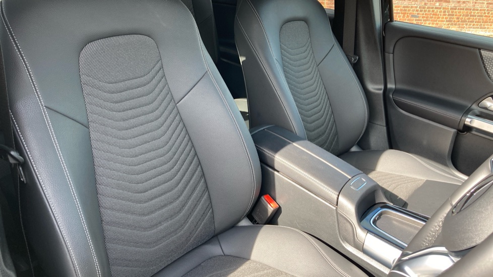 Mercedes-Benz GLB 200 Sport Executive 5dr 7G-Tronic Petrol Estate - Image 28