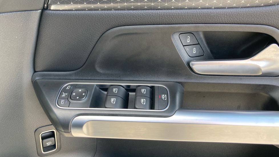 Mercedes-Benz GLB 200 Sport Executive 5dr 7G-Tronic Petrol Estate - Image 30
