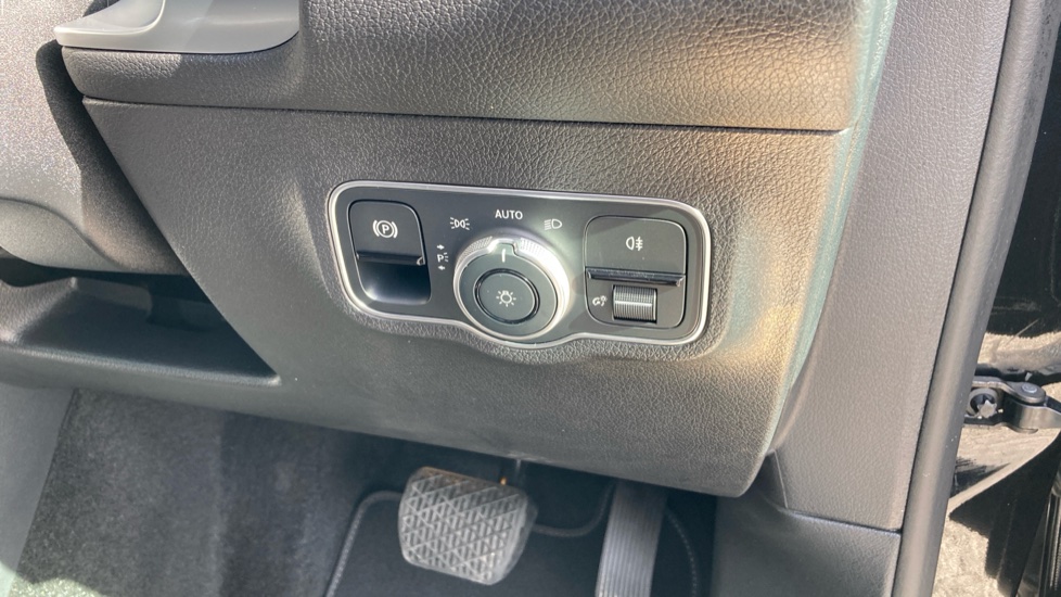 Mercedes-Benz GLB 200 Sport Executive 5dr 7G-Tronic Petrol Estate - Image 32