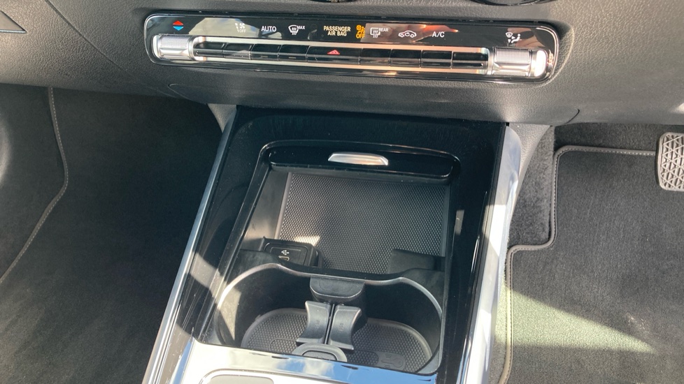 Mercedes-Benz GLB 200 Sport Executive 5dr 7G-Tronic Petrol Estate - Image 39