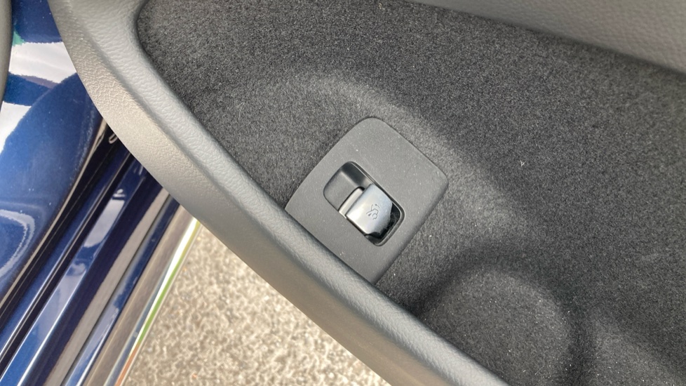 Mercedes-Benz E-Class E200 AMG Line Premium 4dr 9G-Tronic Petrol Saloon - Image 33