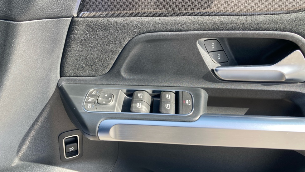 Mercedes-Benz GLB 200 AMG Line Executive 5dr 7G-Tronic Petrol Estate - Image 32
