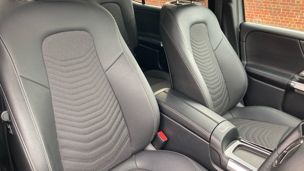 Mercedes-Benz GLB 200 Sport Executive 5dr 7G-Tronic Petrol Estate - Image 29