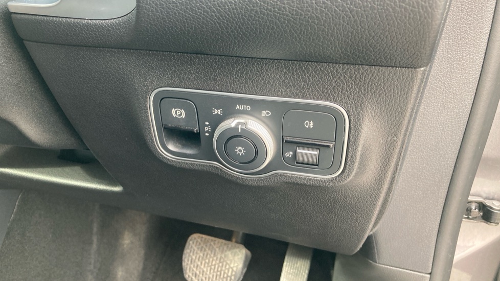 Mercedes-Benz GLB 200 Sport Executive 5dr 7G-Tronic Petrol Estate - Image 33