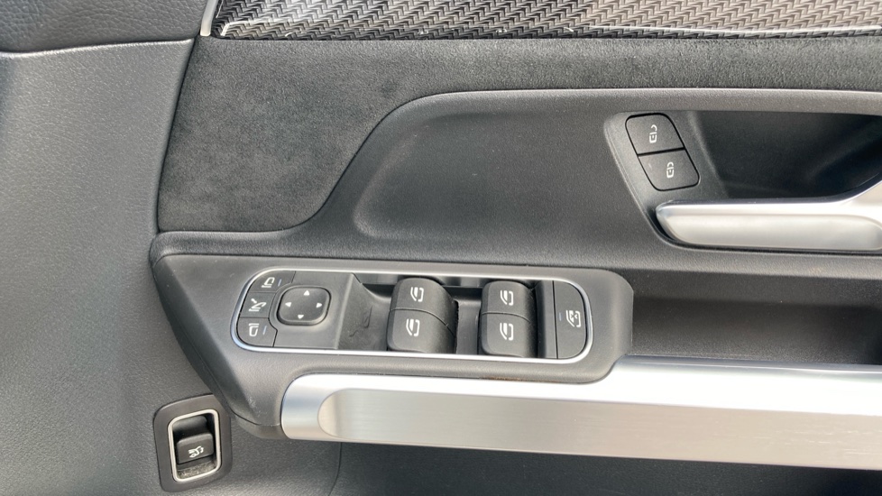 Mercedes-Benz GLB 220d 4Matic AMG Line Premium 5dr 8G-Tronic Diesel Estate - Image 32