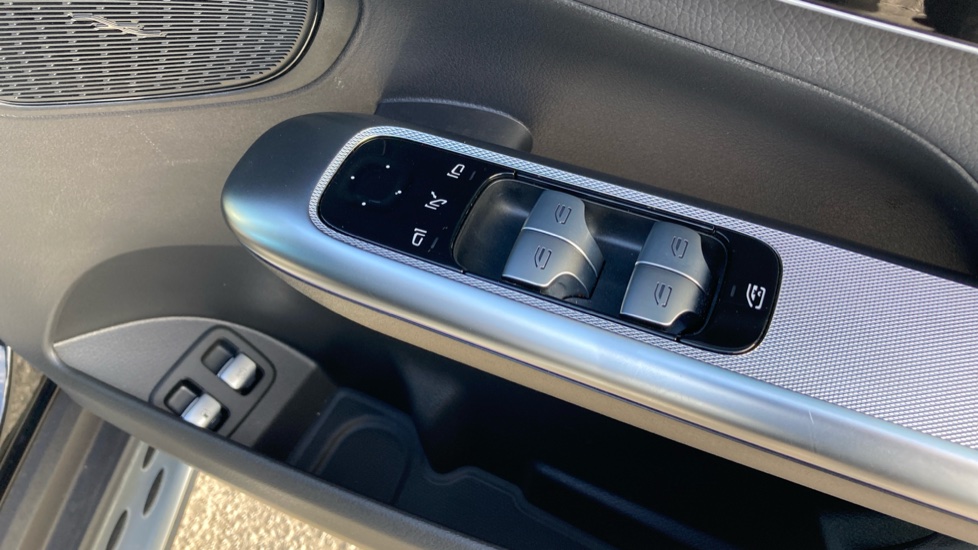 Mercedes-Benz GLC 300e 4Matic AMG Line 5dr 9G-Tronic Estate - Image 31