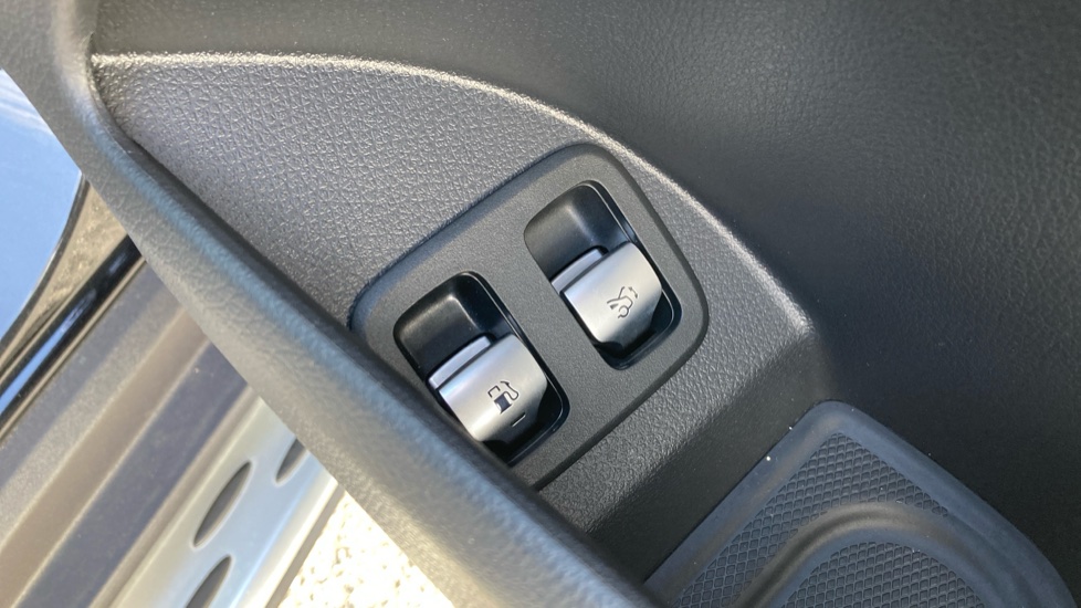 Mercedes-Benz GLC 300e 4Matic AMG Line 5dr 9G-Tronic Estate - Image 32