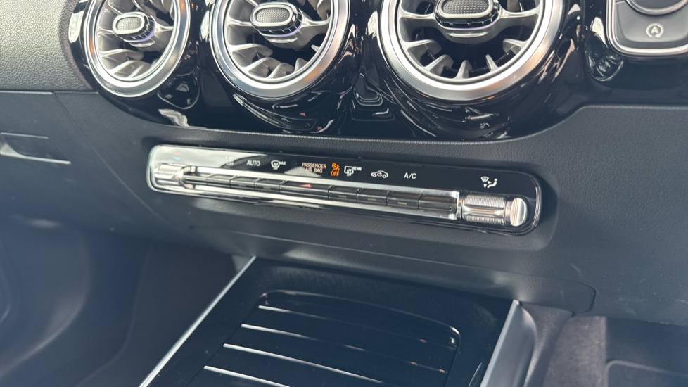 Mercedes-Benz GLA 200d AMG Line Executive 5dr Auto Diesel Hatchback - Image 36