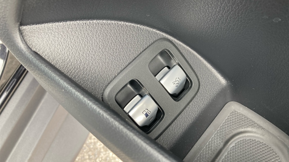 Mercedes-Benz GLC 300e 4Matic Urban Edition 5dr 9G-Tronic Estate - Image 32