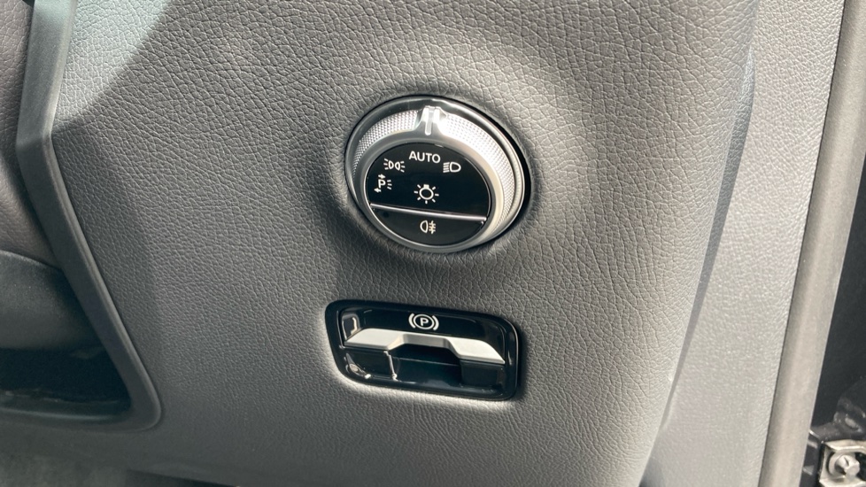 Mercedes-Benz GLC 300e 4Matic Urban Edition 5dr 9G-Tronic Estate - Image 33