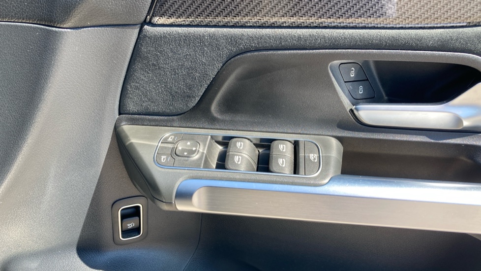 Mercedes-Benz GLB 200 AMG Line 5dr 7G-Tronic Petrol Estate - Image 32