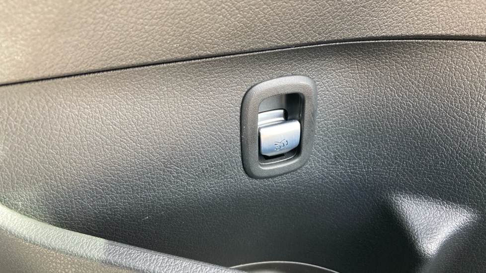 Mercedes-Benz C-Class C200 AMG Line Premium Plus 4dr 9G-Tronic Petrol Saloon - Image 32