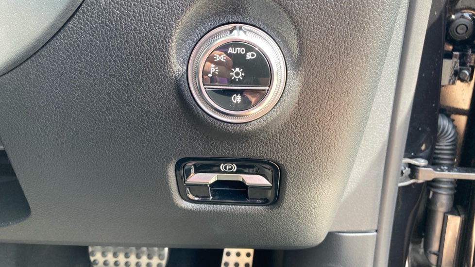 Mercedes-Benz C-Class C200 AMG Line Premium Plus 4dr 9G-Tronic Petrol Saloon - Image 33