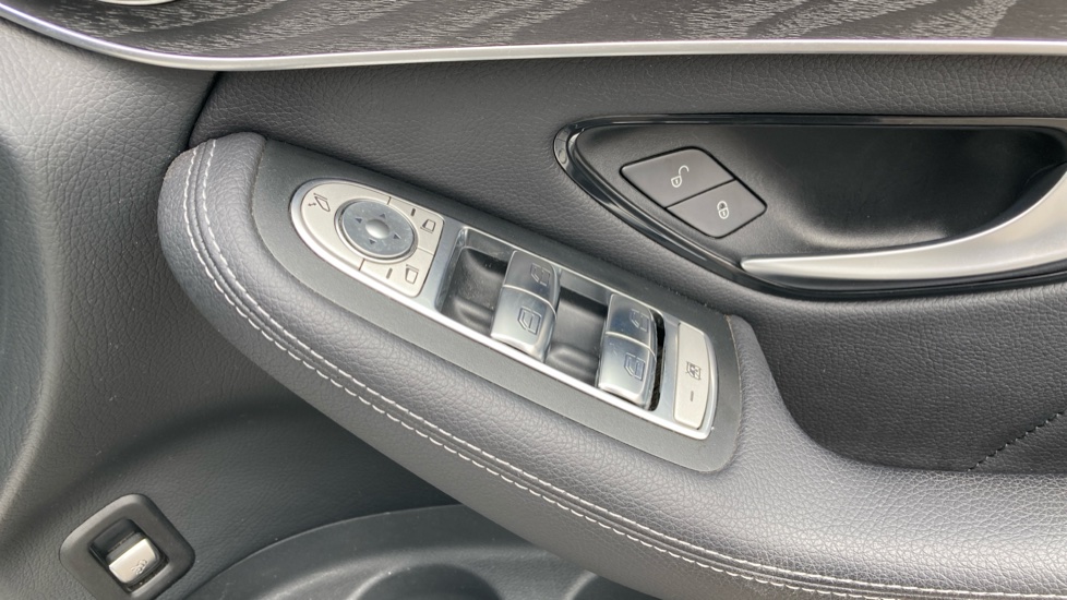 Mercedes-Benz GLC 300d 4Matic AMG Line Premium 5dr 9G-Tronic Diesel Estate - Image 33