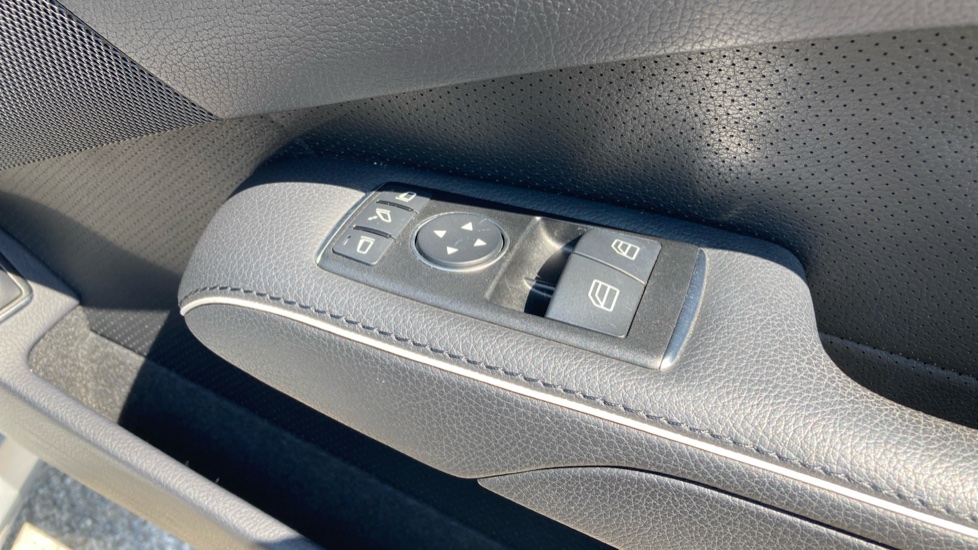 Mercedes-Benz SL 350 2dr Auto Petrol Convertible - Image 29