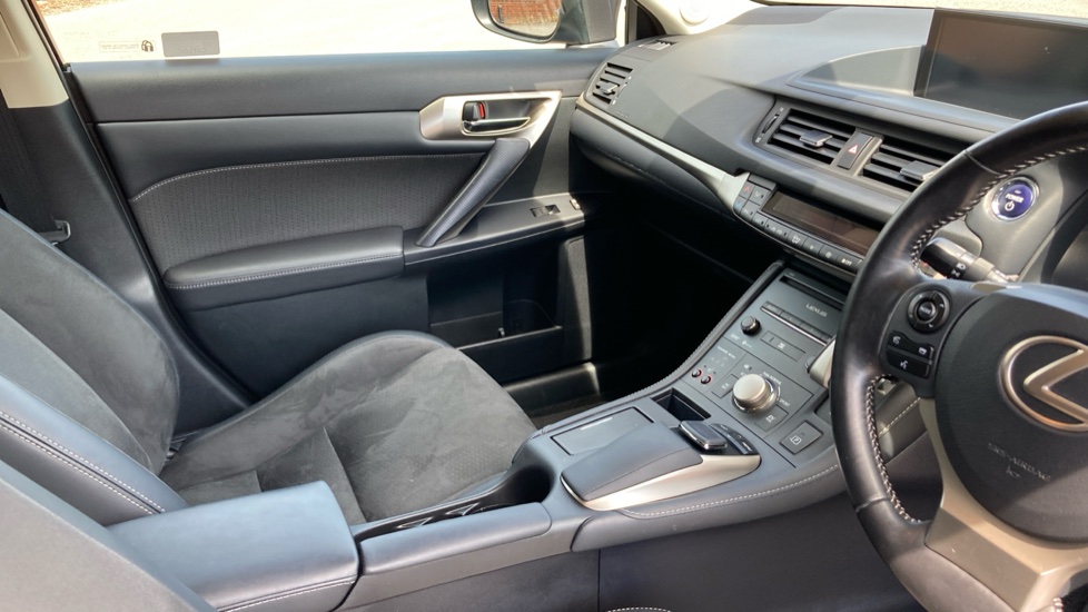 Lexus CT 200h 1.8 5dr CVT Hybrid Hatchback - Image 14