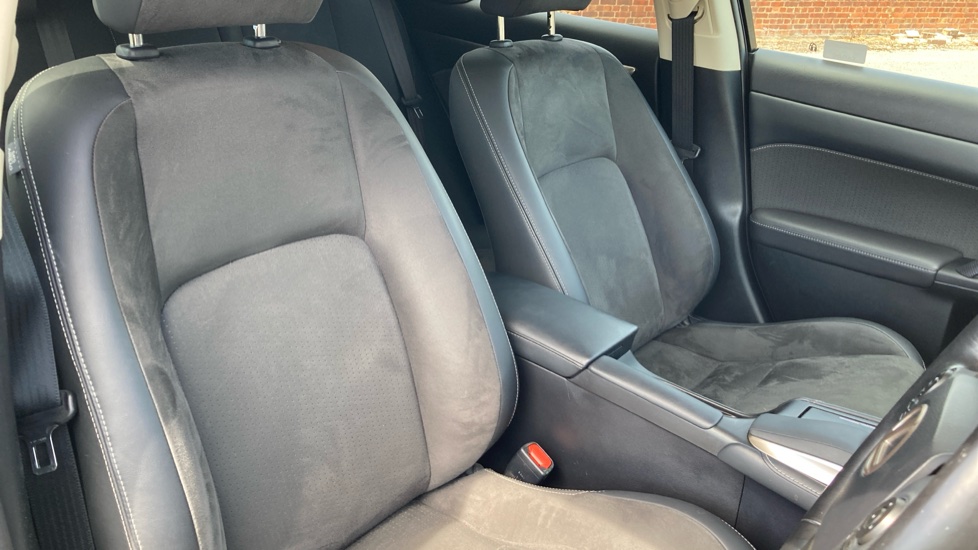 Lexus CT 200h 1.8 5dr CVT Hybrid Hatchback - Image 28
