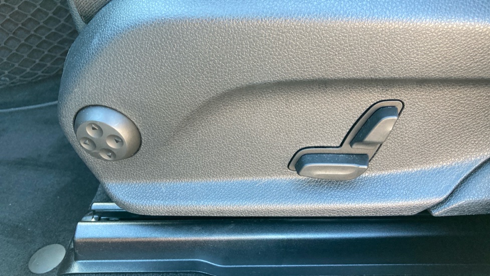 Mercedes-Benz GLC 300d 4Matic AMG Line Premium 5dr 9G-Tronic Diesel Estate - Image 26