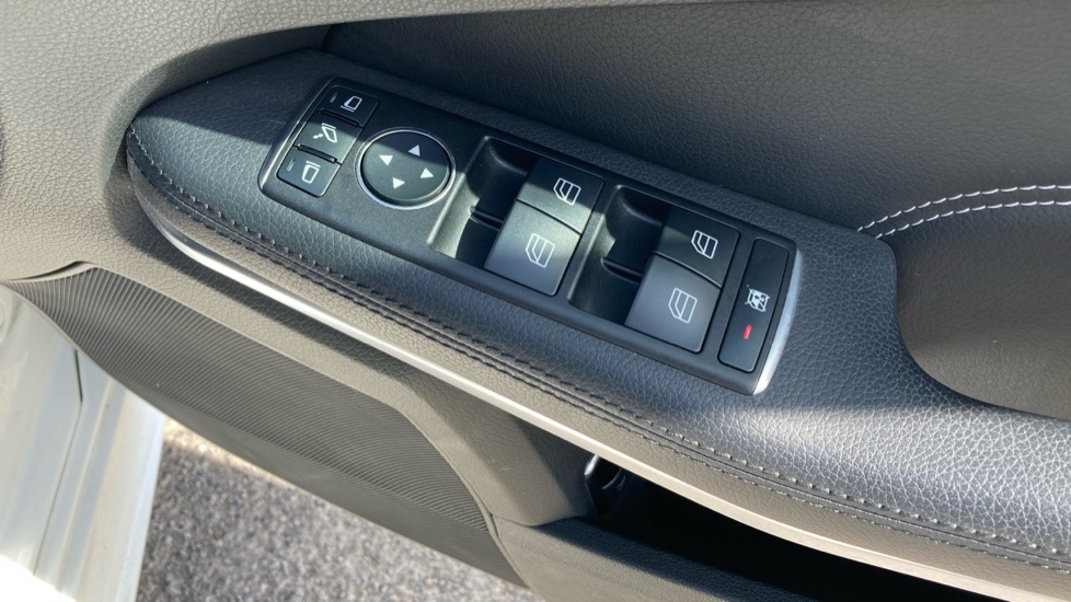 Mercedes-Benz E-Class E220 BlueTEC AMG Night Ed Premium 5dr 7G-Tronic Diesel Estate - Image 32