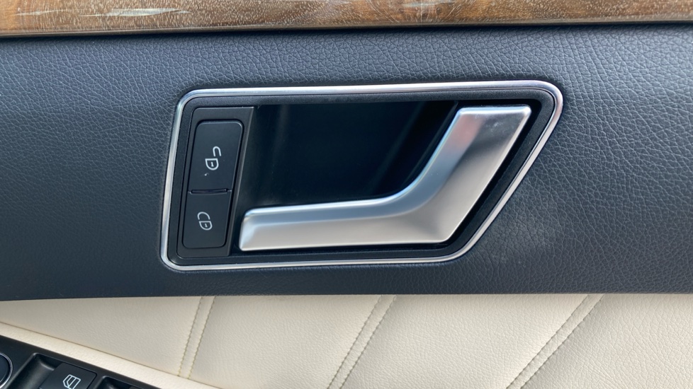 Mercedes-Benz E-Class E200 SE 4dr 7G-Tronic Petrol Saloon - Image 31